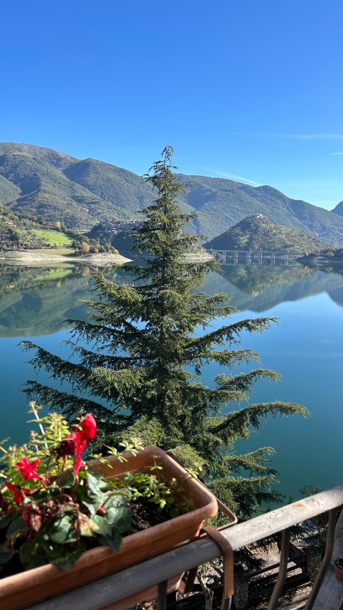 Colle di Tora B&B La Casetta Sul Lago المظهر الخارجي الصورة